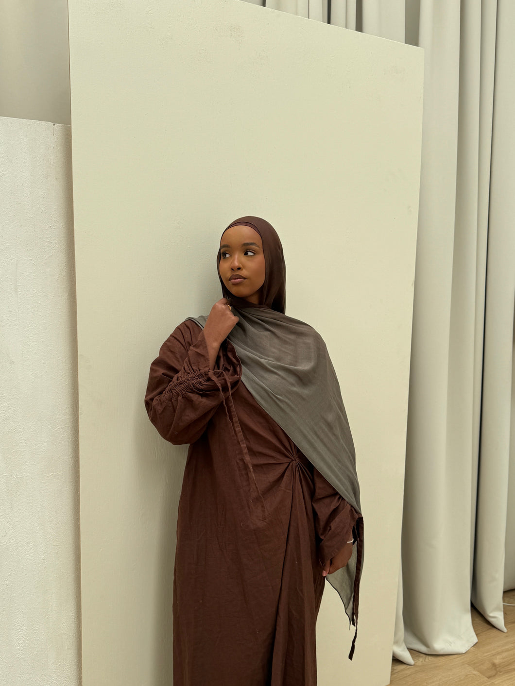 Lameesa Closed Linen Abaya | Cocoa